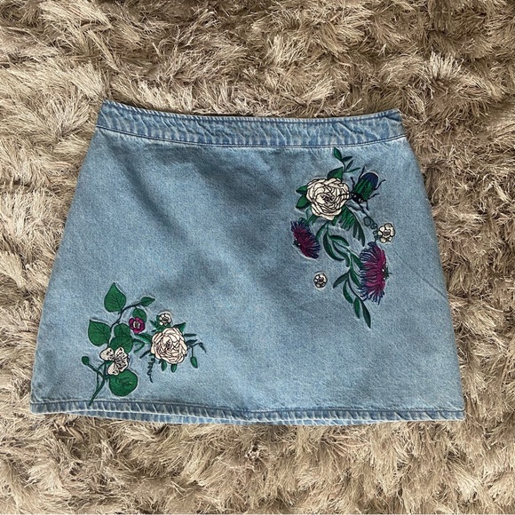 H&M COACHELLA women floral embroidery front denim mini skirt. Size 10. Used. - Picture 8 of 8
